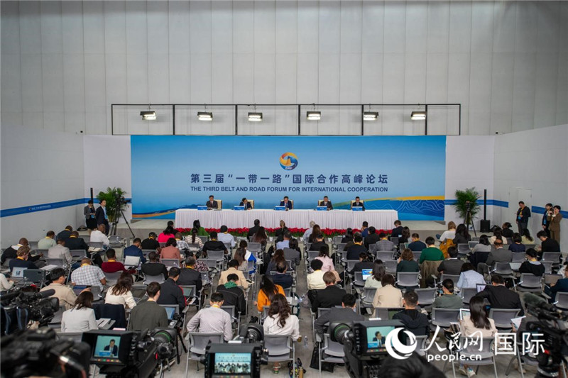10月16日，第三屆“一帶一路”國際合作高峰論壇新聞中心在北京國家會議中心舉行首場吹風會，邀請自然資源部國際合作司和相關單位負責人介紹有關情況，并回答記者提問。人民網記者 翁奇羽攝