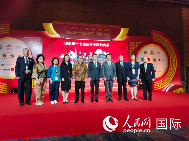 與會(huì)嘉賓合影。人民網(wǎng)記者  李培松攝