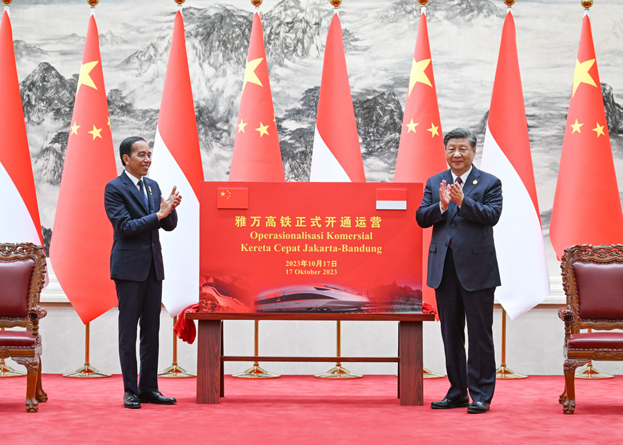 10月17日下午，國家主席習(xí)近平在北京人民大會堂同來華出席第三屆“一帶一路”國際合作高峰論壇并進(jìn)行國事訪問的印度尼西亞總統(tǒng)佐科舉行會談。會談后，兩國元首共同為雅萬高鐵正式開通運(yùn)營揭幕。