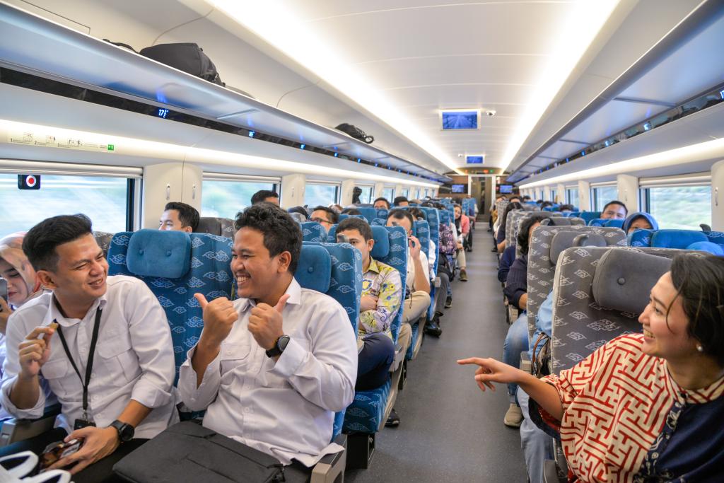 10月17日，乘客在行駛中的雅萬高鐵高速動車組列車車廂內(nèi)交談。