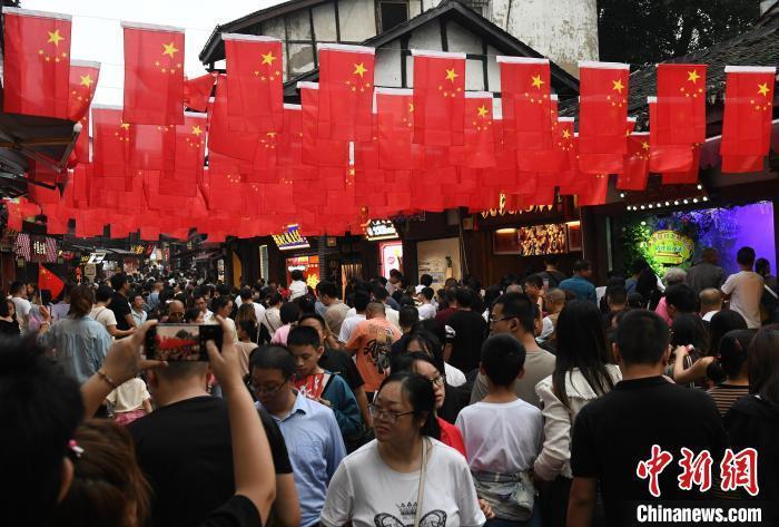 圖為重慶千年古鎮(zhèn)磁器口游人如織。<a target='_blank' href='/' ><p  align=