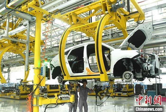 資料圖：汽車生產(chǎn)車間內(nèi)的工作人員正在組裝車輛。 <a target='_blank' href='/'><p  align=