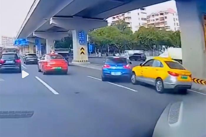 視頻截圖顯示，發(fā)生碰撞的剎那，出租車后方似乎確有車燈點(diǎn)亮。