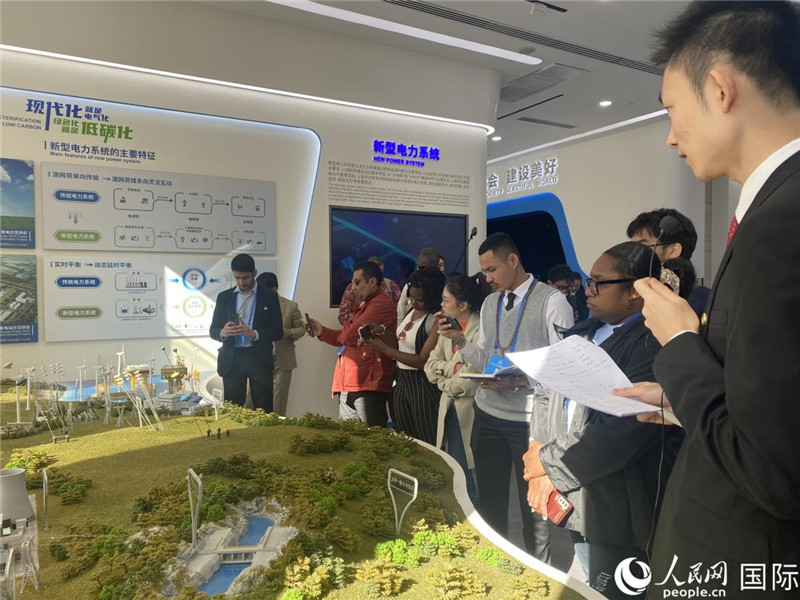 2023“一帶一路”媒體合作論壇聯(lián)合采訪(fǎng)團(tuán)參訪(fǎng)中國(guó)能建。人民網(wǎng)記者 于洋攝