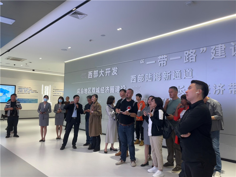 （成都國(guó)際鐵路港展廳，中外記者邊聽(tīng)邊記，了解成都國(guó)際鐵路港運(yùn)行情況 趙橙涔攝
