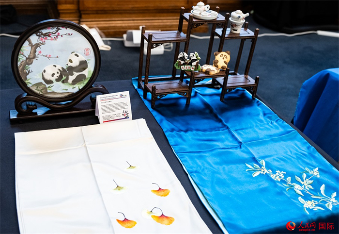 活動(dòng)現(xiàn)場的現(xiàn)場文創(chuàng)展、互動(dòng)體驗(yàn)區(qū)、非遺區(qū)展示。人民網(wǎng) 郭錦標(biāo)攝
