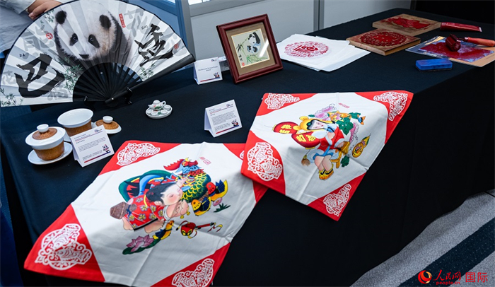 活動(dòng)現(xiàn)場的現(xiàn)場文創(chuàng)展、互動(dòng)體驗(yàn)區(qū)、非遺區(qū)展示。人民網(wǎng) 郭錦標(biāo)攝