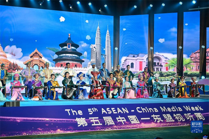 10月21日，在馬來西亞行政首都普特拉賈亞，演員在第五屆中國(guó)—東盟視聽周開幕活動(dòng)上表演。新華社記者 程一恒 攝
