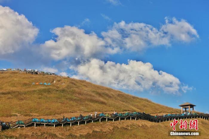 資料圖：圖為江西武功山高山草甸旁的登山步道，游客在登山。 劉力鑫 攝