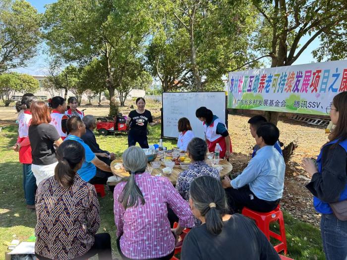10月23日，廣東韶關(guān)農(nóng)村的互助養(yǎng)老探索，結(jié)合仁化縣董塘鎮(zhèn)新龍村的重陽節(jié)活動(dòng)，將村支書、婦女主任、項(xiàng)目管理人員、新龍村助老員、村民志愿者、健康熱心的老人聚集在一起。 受訪者供圖