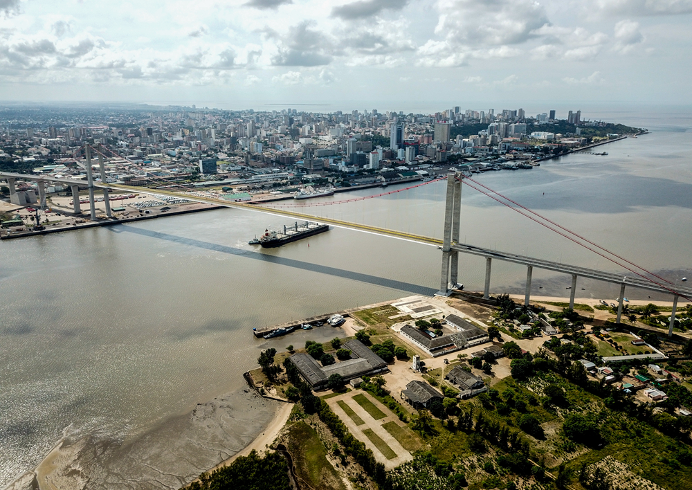 這是2019年4月8日在莫桑比克首都馬普托拍攝的馬普托大橋（無人機(jī)照片）。新華社記者 張宇 攝