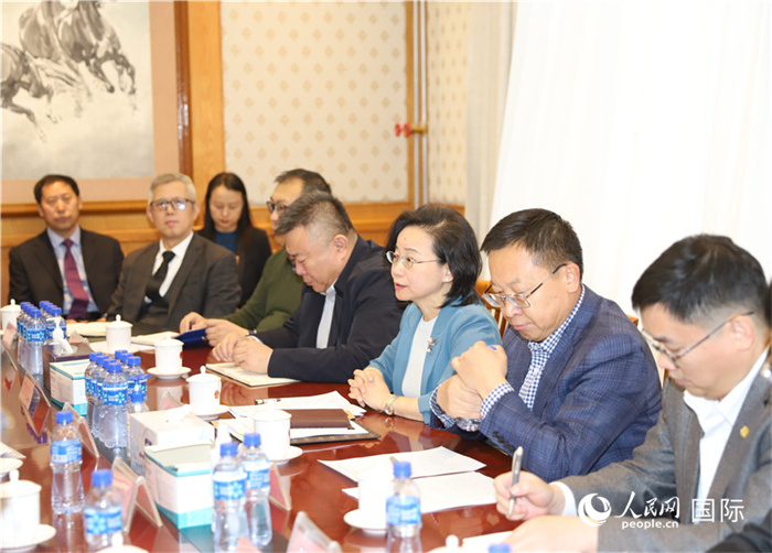 1.2023年10月30日，沈敏娟（右三）大使與中企代表座談。人民網記者 霍文攝