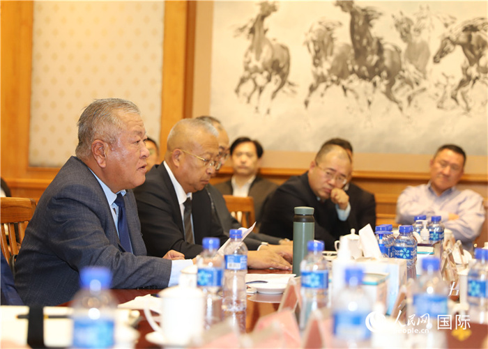 2.2023年10月30日，張義波（左一）會長匯報商會工作情況。人民網記者 霍文攝