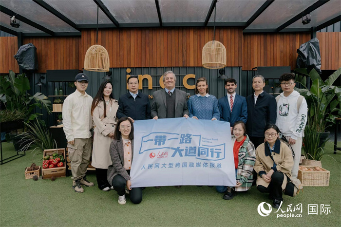 在烏拉圭第118屆普拉多牧農(nóng)業(yè)國(guó)際博覽會(huì)上，烏拉圭國(guó)家肉類(lèi)協(xié)會(huì)主席與人民網(wǎng)記者合影。人民網(wǎng)記者 張若涵攝