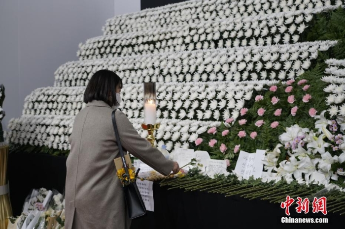 當(dāng)?shù)貢r間11月1日23時45分許，韓國民眾在位于首爾廣場的集體焚香所悼念梨泰院踩踏事故遇難者。 <a target='_blank' href='/'><p  align=