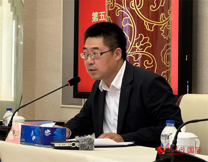 10月31日，歐美同學會副秘書長滕劍峰在第五屆中法文化論壇媒體吹風會上講話。（人民網(wǎng) 謝瑩攝）