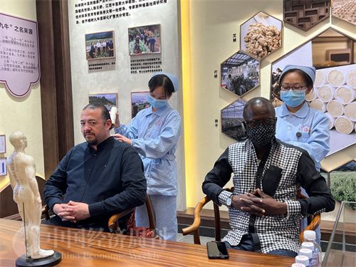   （外媒記者爭先恐后體驗艾灸，直呼神奇。中國經(jīng)濟周刊記者 郭志強 攝）