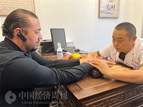   （外媒記者走進中醫(yī)堂，問診中醫(yī)名師。中國經(jīng)濟周刊記者 郭志強攝）