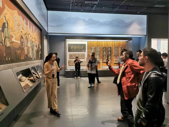  2023“一帶一路”媒體合作論壇聯(lián)合采訪團參觀中國藥都中醫(yī)藥博物館。（本報記者 黃超攝）