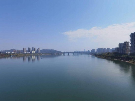 　　10月24日，在清水塘大橋景觀通道上拍攝的湘江景色。本報(bào)記者 常雯宜攝