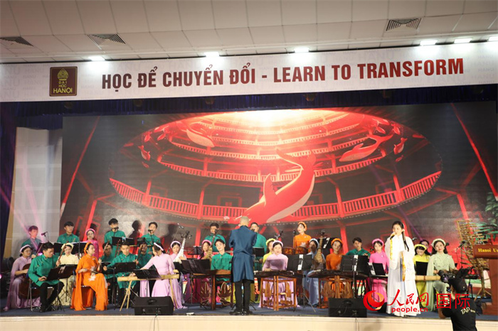 越南新活力民族樂團的藝術家在進行演奏。人民網(wǎng)記者楊曄攝