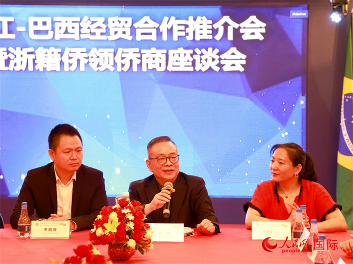 浙江海外聯(lián)誼會常務(wù)副會長徐旭（中）和與會僑領(lǐng)僑商座談。人民網(wǎng)記者 陳海琪攝