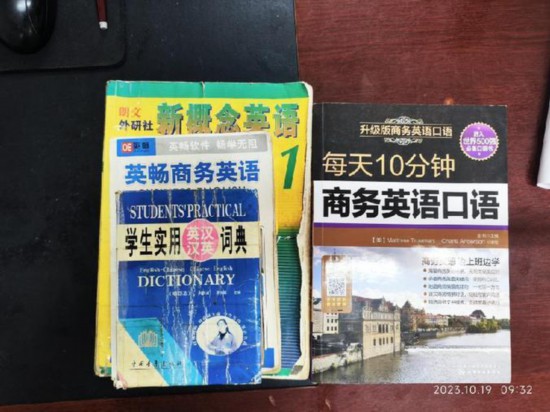   胡振興學(xué)習(xí)英語所用的資料。（圖片由受訪者提供）