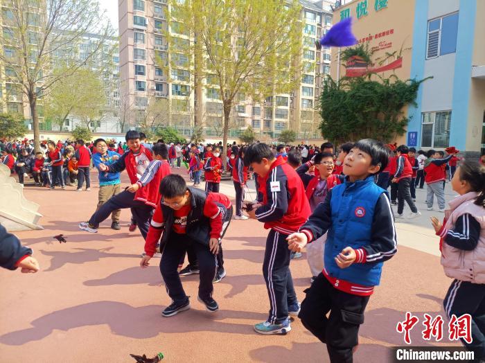 資料圖：小學(xué)生在大課間踢毽子。黃建 攝