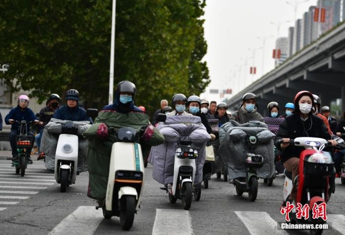 11月3日，河北石家莊迎降溫天氣，市民“捂”裝出行。 <a target='_blank' href='/'><p  align=