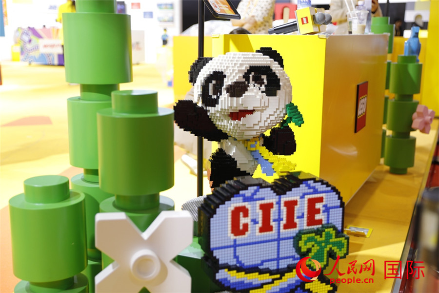 11月5日，消費(fèi)品展區(qū)展出的進(jìn)博會(huì)吉祥物進(jìn)寶造型積木。人民網(wǎng)記者 李美玉攝