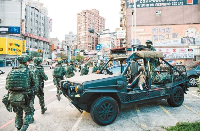 圖為2021年臺(tái)陸軍特種作戰(zhàn)指揮部在演習(xí)。圖片來(lái)源：臺(tái)灣《中國(guó)時(shí)報(bào)》。