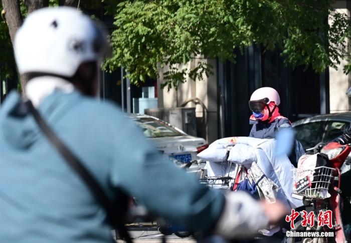 石家莊街頭，市民紛紛穿上厚厚的外套“捂”裝前行。 <a target='_blank' href='/'><p  align=