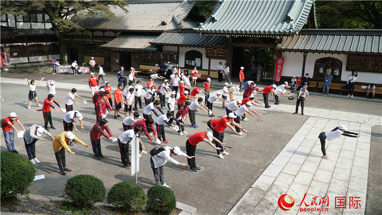 開跑前，中日青少年一起做熱身運(yùn)動(dòng)。人民網(wǎng) 蔣曉辰攝