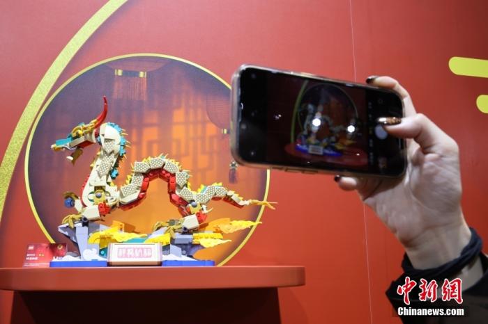 第六屆中國(guó)國(guó)際進(jìn)口博覽會(huì)舉行，消費(fèi)品展區(qū)展出以生肖龍為題材的中國(guó)元素產(chǎn)品。<a target='_blank' href='/'><p  align=
