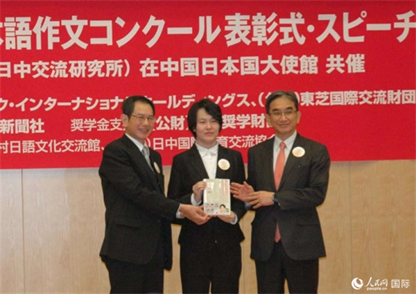 日本駐華大使垂秀夫（右一）、日本僑報(bào)社總編輯段躍中（左一）和趙志琳同學(xué)合影留念。人民網(wǎng)記者 陳建軍攝