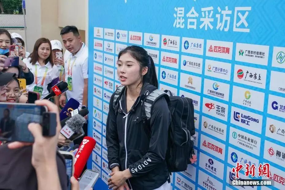 圖為吳艷妮在10日比賽結(jié)束后接受媒體采訪。陳冠言 攝