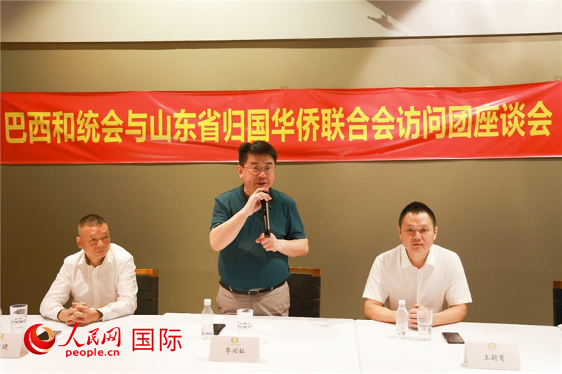 中國僑聯(lián)副主席、山東省僑聯(lián)主席李興鈺（中）在座談會(huì)上致辭。人民網(wǎng)記者 陳海琪攝