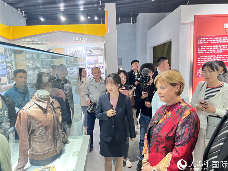 飛虎隊指揮官陳納德將軍外孫女嘉蘭惠（右）在參觀昆明市博物館展示的文物。人民網 趙瞳攝