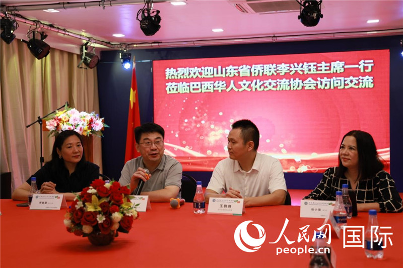 山東省僑聯(lián)主席李興鈺（左二）和與會(huì)僑領(lǐng)座談。人民網(wǎng)記者宋亦然攝