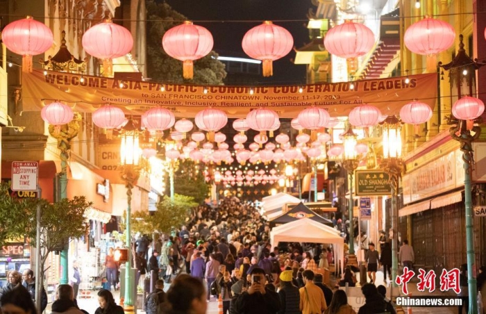 當(dāng)?shù)貢r(shí)間11月10日，美國(guó)舊金山唐人街夜市人頭攢動(dòng)。亞太經(jīng)合組織(APEC)第三十次領(lǐng)導(dǎo)人非正式會(huì)議將在舊金山舉行，當(dāng)?shù)靥迫私钟?jì)劃舉辦包括夜市在內(nèi)的多場(chǎng)活動(dòng)，以吸引與會(huì)者、游客和市民的光顧。<a target='_blank' href='/'><p  align=