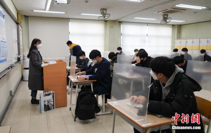 12月3日，延遲近一個月的韓國高考舉行。據(jù)韓國教育部消息，今年考生約49.34萬人，創(chuàng)歷史最低紀錄。圖為在首爾某考點內(nèi)，考桌上設有隔板。
