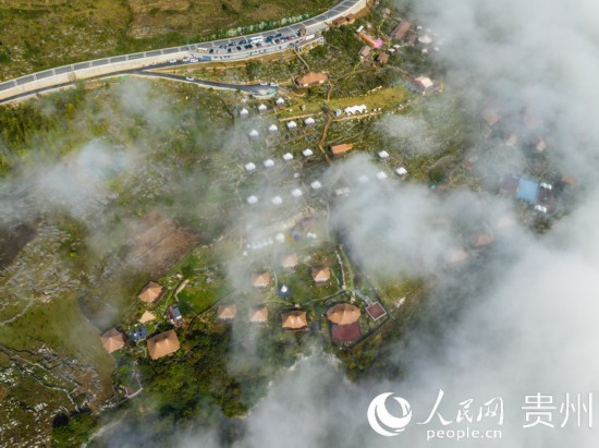 航拍掩映在晨間薄霧中的“花都里·化屋野奢度假營(yíng)地“。人民網(wǎng) 陽(yáng)茜攝