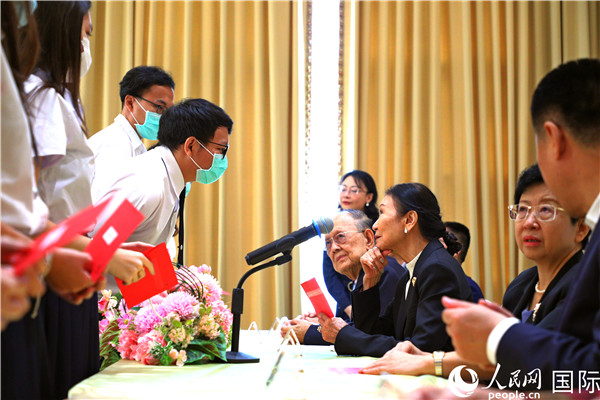 圖為獎(jiǎng)助學(xué)金頒發(fā)現(xiàn)場。人民網(wǎng)記者 白元琪攝