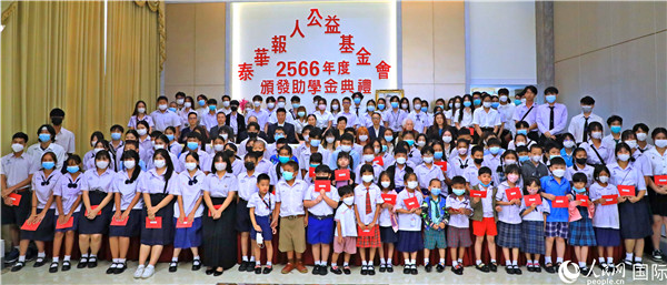 圖為出席嘉賓和現(xiàn)場獲獎(jiǎng)學(xué)生合影留念。人民網(wǎng)記者 白元琪攝
