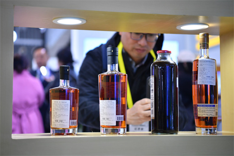 11月16日，觀眾在第七屆絲博會上參觀阿塞拜疆展位上的酒水產(chǎn)品。新華社記者 邵瑞 攝