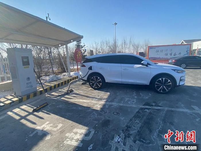 資料圖：新能源汽車(chē)正在充電?！±畹?攝