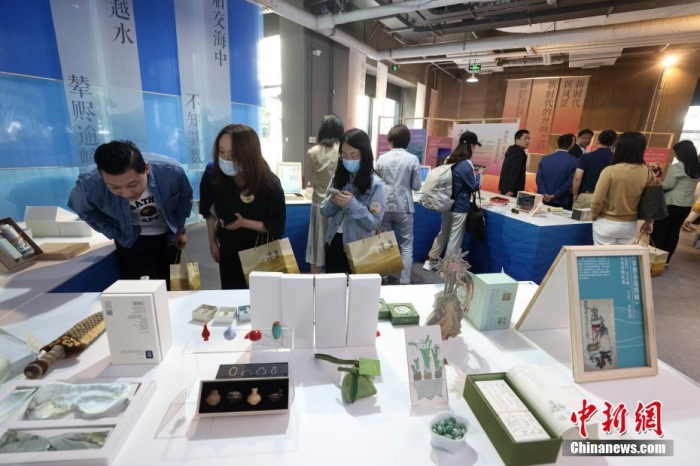 9月28日，“一帶一路，文明之橋”圖書文創(chuàng)展在北京圖書大廈開幕，圖為觀眾參觀展覽。<a target='_blank' href='/'><p  align=