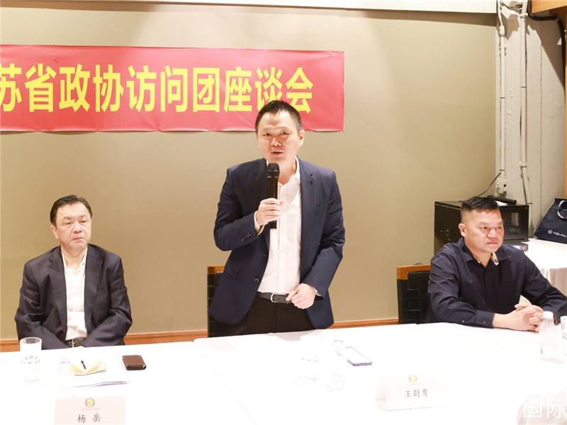 中國駐里約總領(lǐng)館副總領(lǐng)事王尉育（中）在座談會(huì)上致辭。人民網(wǎng)記者 陳海琪攝