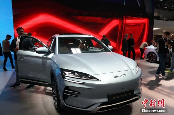 2023年德國國際汽車及智慧出行博覽會(IAA mobility)(亦簡稱慕尼黑國際車展)將于9月5日正式開幕。在9月4日舉行的媒體日，記者看到諸品牌紛紛攜“拳頭”產品亮相。圖為當日比亞迪SEAL U在歐洲首秀。<a target='_blank' href='/'><p  align=