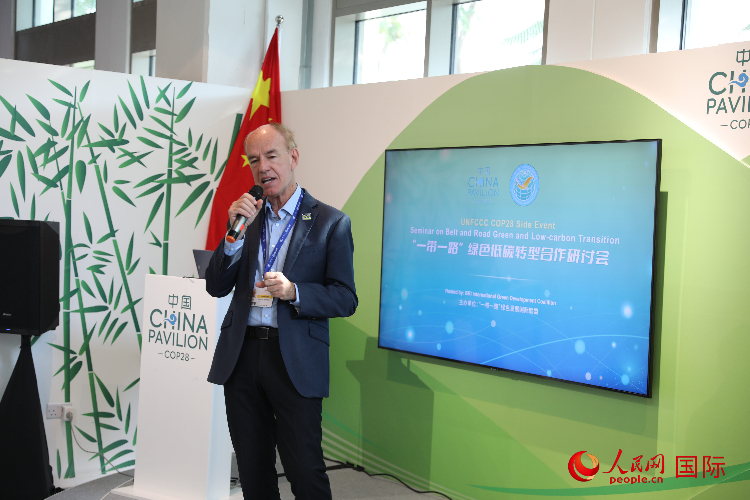 綠色聯(lián)盟聯(lián)合主席、世界自然基金會國際特使蘭博蒂尼在“一帶一路”綠色低碳轉型合作研討會上發(fā)言。人民網(wǎng)記者 張志文攝